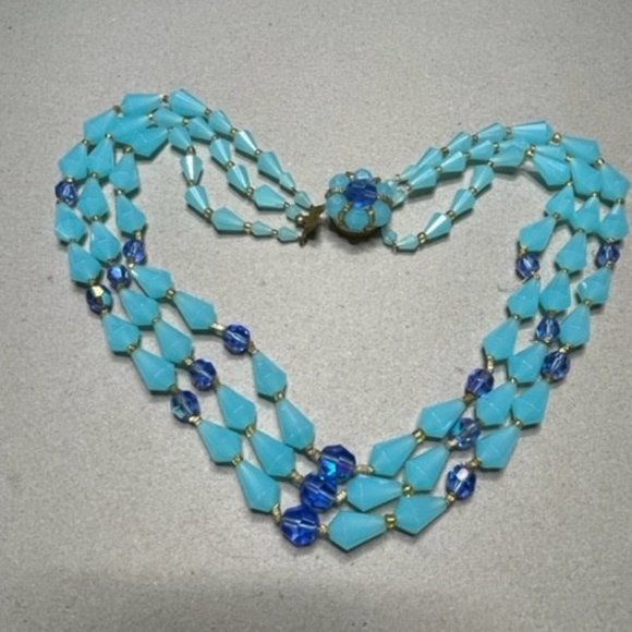 M West Germany Beautiful Varying Blues Lucite Semi Bi-cone Beads prior to 1949 - Picture 7 of 7